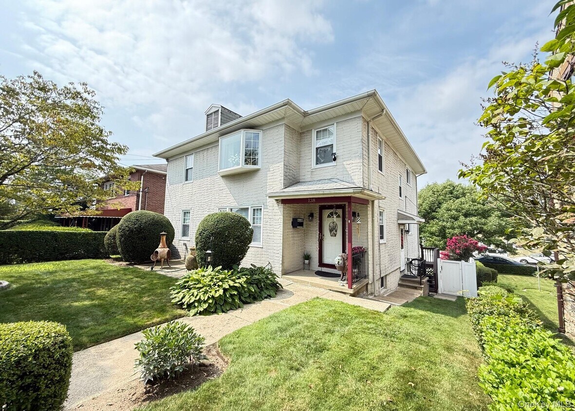 Primary Photo - 138 Colonial Pl