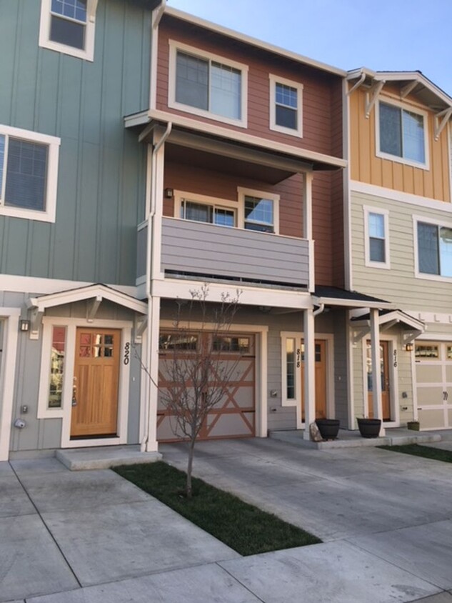 Foto principal - 3 LEVEL CONDO W/ UPGRADES, GARAGE/ FENCED ...
