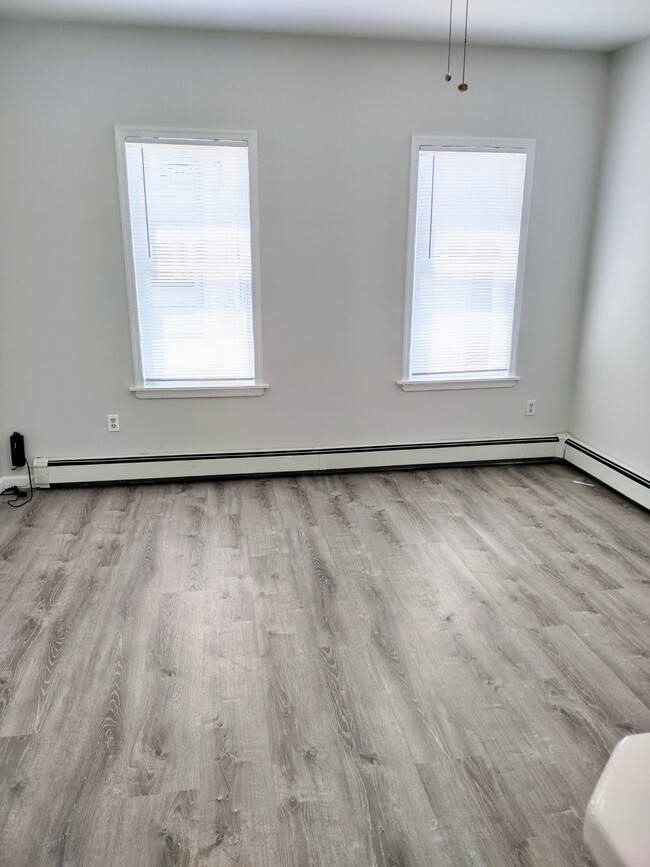 Living room/dining room - 110 Franklin St