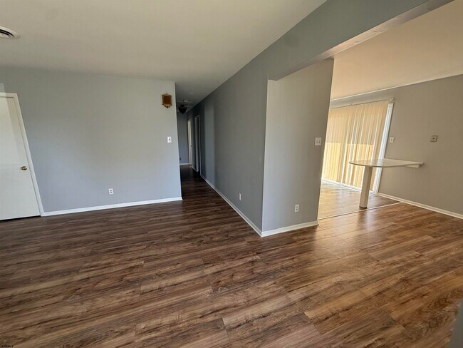 Foto del edificio - 439 Risley Rd