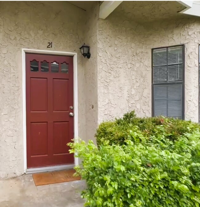 Foto del edificio - Newly Renovated Spacious 3-Bedroom Townhom...