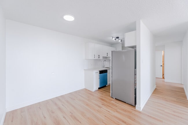 Building Photo - Glenmore Heights