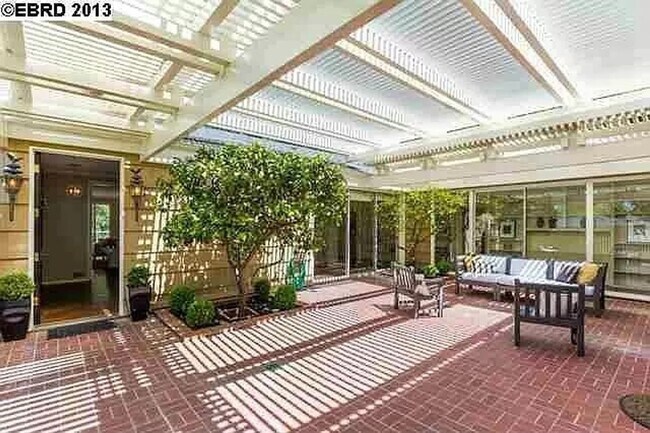 Foto del edificio - Exquisite Six Bedroom Piedmont Luxury Home...