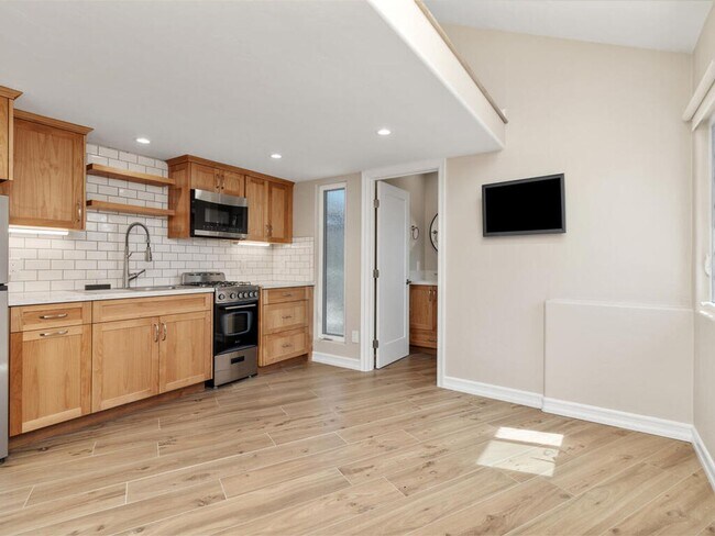 Foto del edificio - Studio with Loft, Private Patio, and All U...