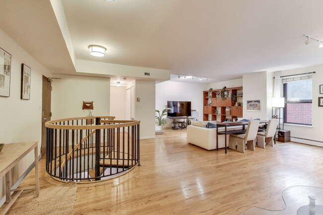 Building Photo - 2100 N Lincoln Park W