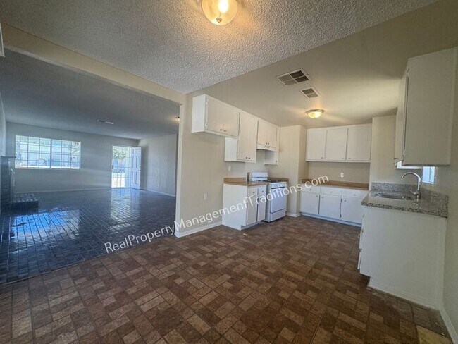 Foto del edificio - Large Lot 4 + 2 in Lake Los Angeles