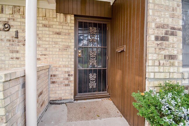 Building Photo - 917 Defender St