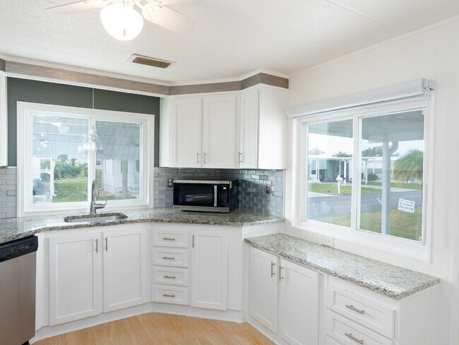 Foto del edificio - Venice Isle Double-wide 2/2 Unfurnished Home for year round living close to the beach.  Resident ...