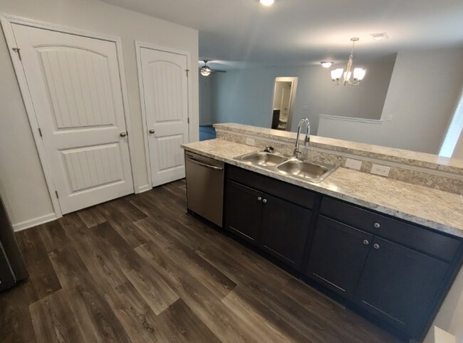 Building Photo - Move in Ready! Easy & Quick move-in process