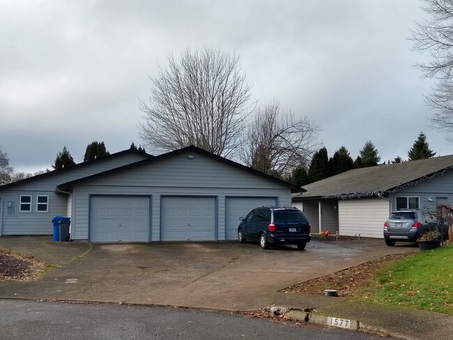 Exterior de un tríplex (2 edificios con garajes) - 1587 Distinctive Ct S