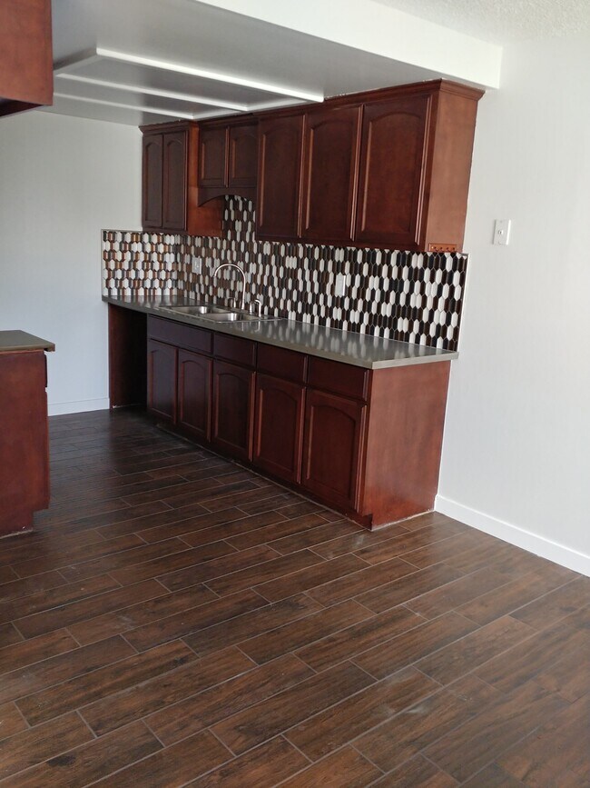 Foto del edificio - 9325 Washburn Rd