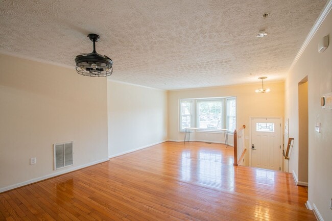 Foto del edificio - Lovely 3 BR/2.5 BA Townhome in Clinton!