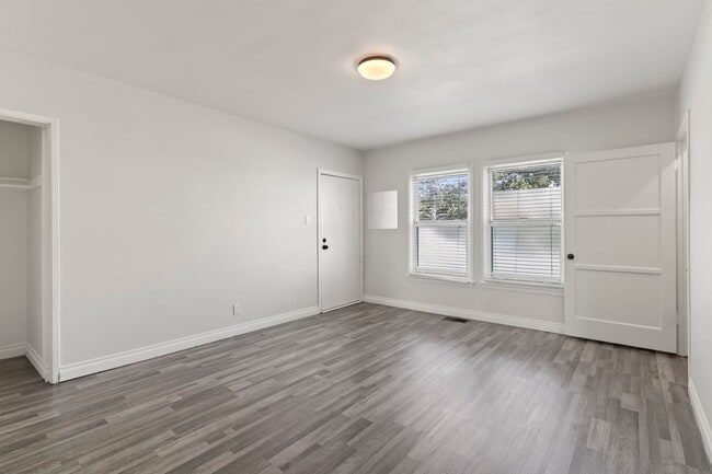 Building Photo - 150-154 W Hillcrest Blvd