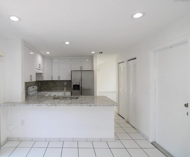 Foto del edificio - 10245 NW 57th St