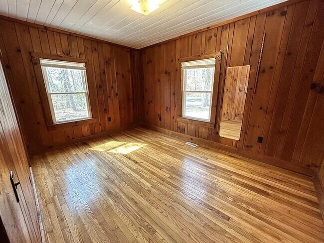 Building Photo - 4 Bedroom 2 Bathroom