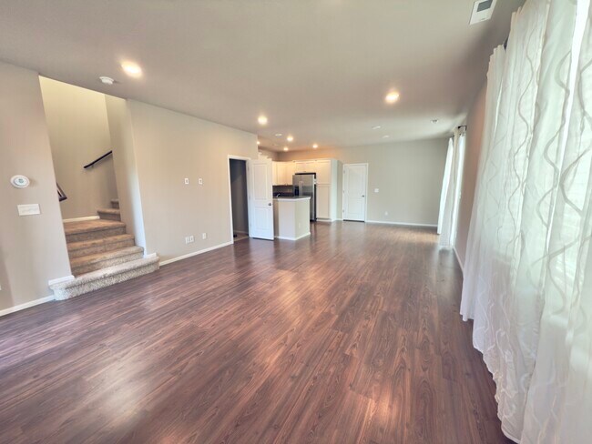 sala de estar (diseño de planta abierta) - 3453 Juno St NE