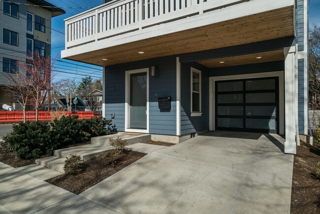 garage and entrance - 1605 SE Yukon St