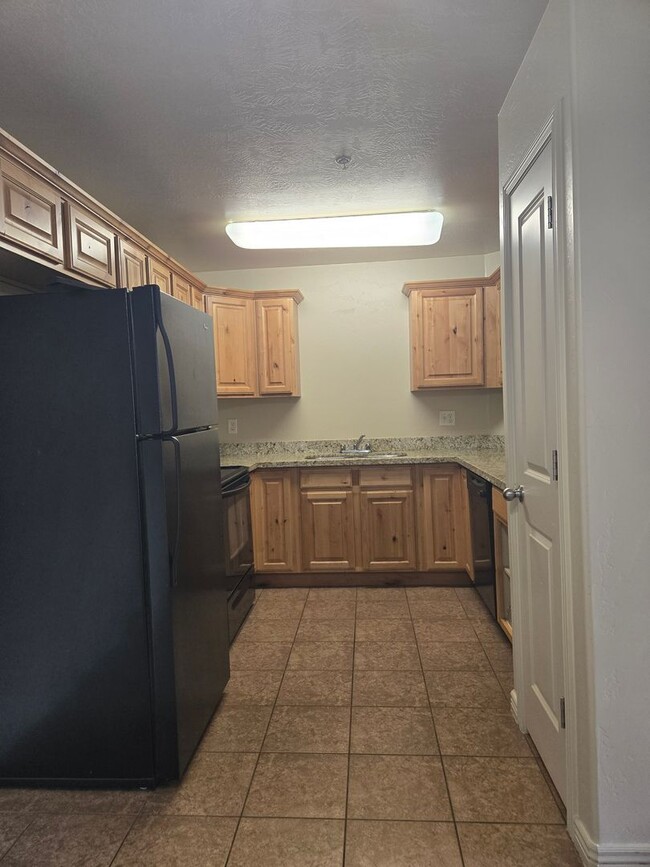 Building Photo - Pet Friendly 3 bedroom 2 Bath Condo