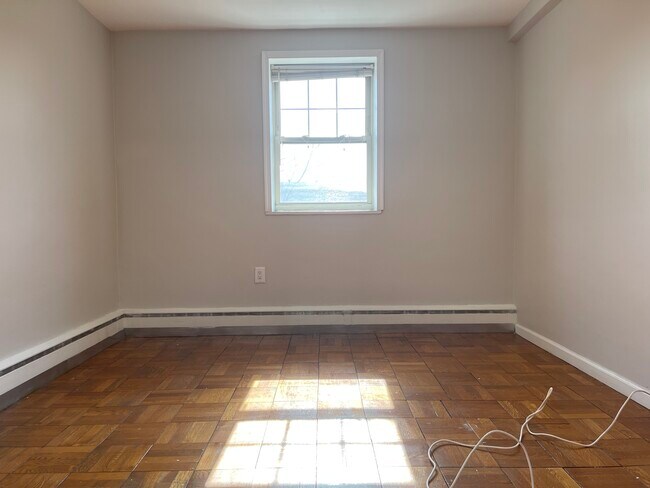 Building Photo - 31 Gifford Ave