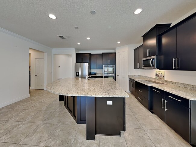 Building Photo - 8943 Lookout Pointe Dr