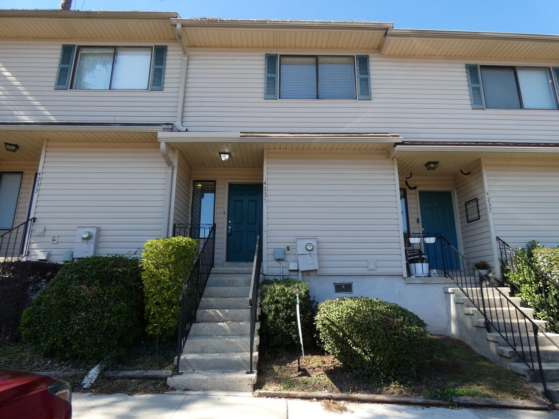 Primary Photo - Nice Townhome - Wood Floors