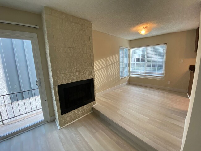Building Photo - 1536 S Bundy Dr