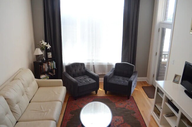 Foto del edificio - 918 W Belmont Ave