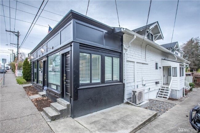 Building Photo - 2108 N Oakes St