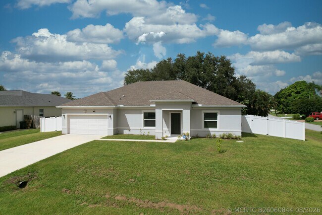Foto del edificio - 592 SW Dauphin Ave