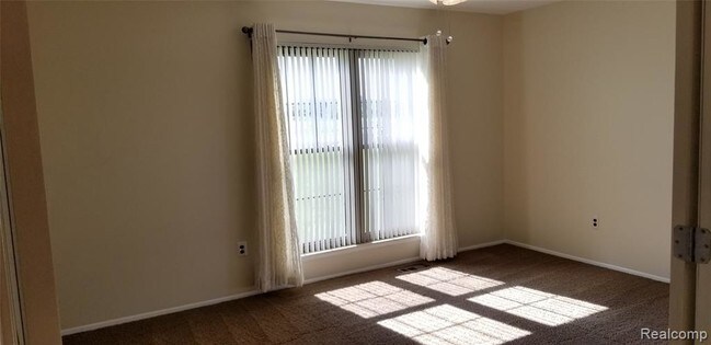 Foto del edificio - 2679 Roundtree Dr