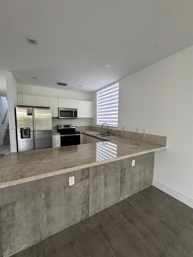 Foto del edificio - 2947 SW 27th Terrace