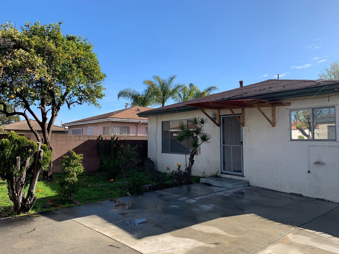 1120511207 Mansel Ave Unit Back House, Lennox, CA 90304 Room for