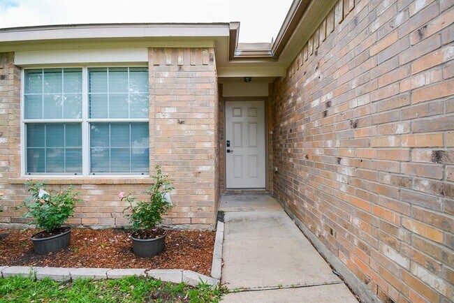 Building Photo - 24514 Lakecrest Village Dr