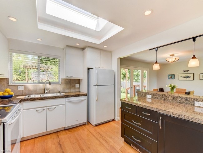 Building Photo - 4 br, 3 bath House - 16034 Lake Hills Blvd
