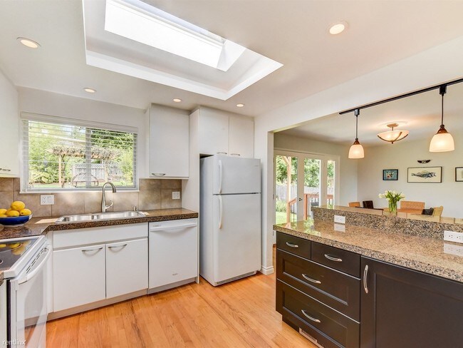 Foto del edificio - 4 br, 3 bath House - 16034 Lake Hills Blvd