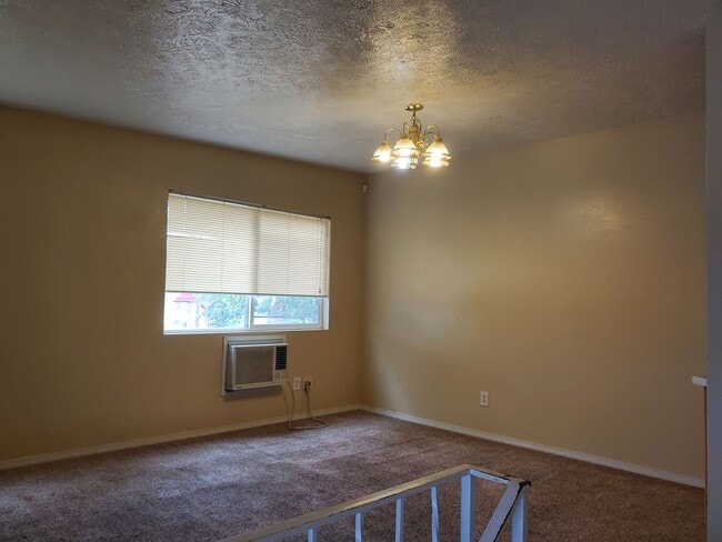 Building Photo - Spacious Centrally located 4 bed/2 bath ap...