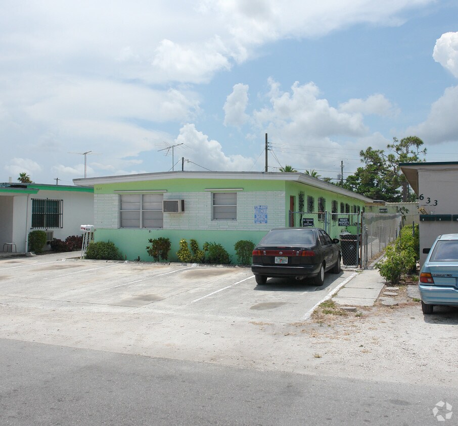 Building Photo - 625-627 NW 15th Ter