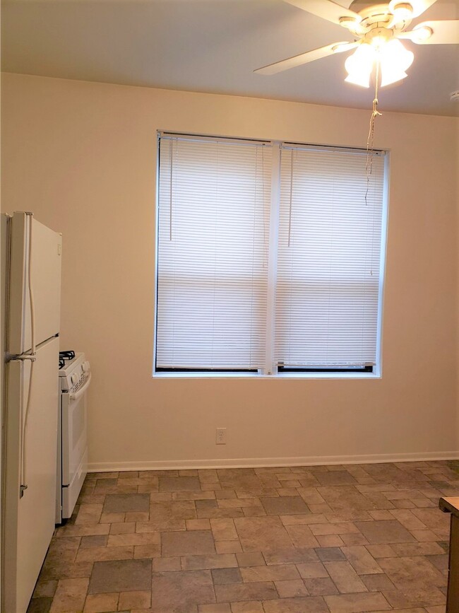 Building Photo - 1441 W Flournoy St