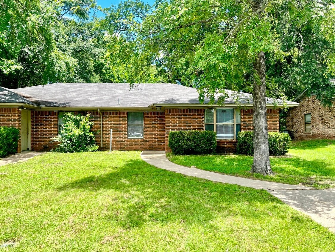 Primary Photo - 10800 Kiamichi Dr