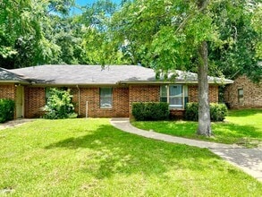 Building Photo - 10800 Kiamichi Dr