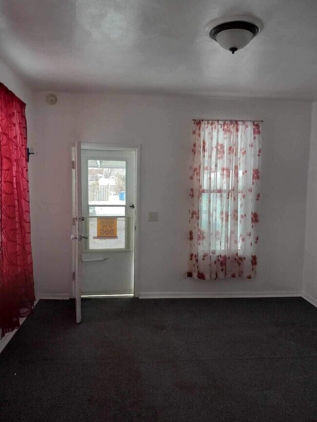 Building Photo - 910 Prouty Ave