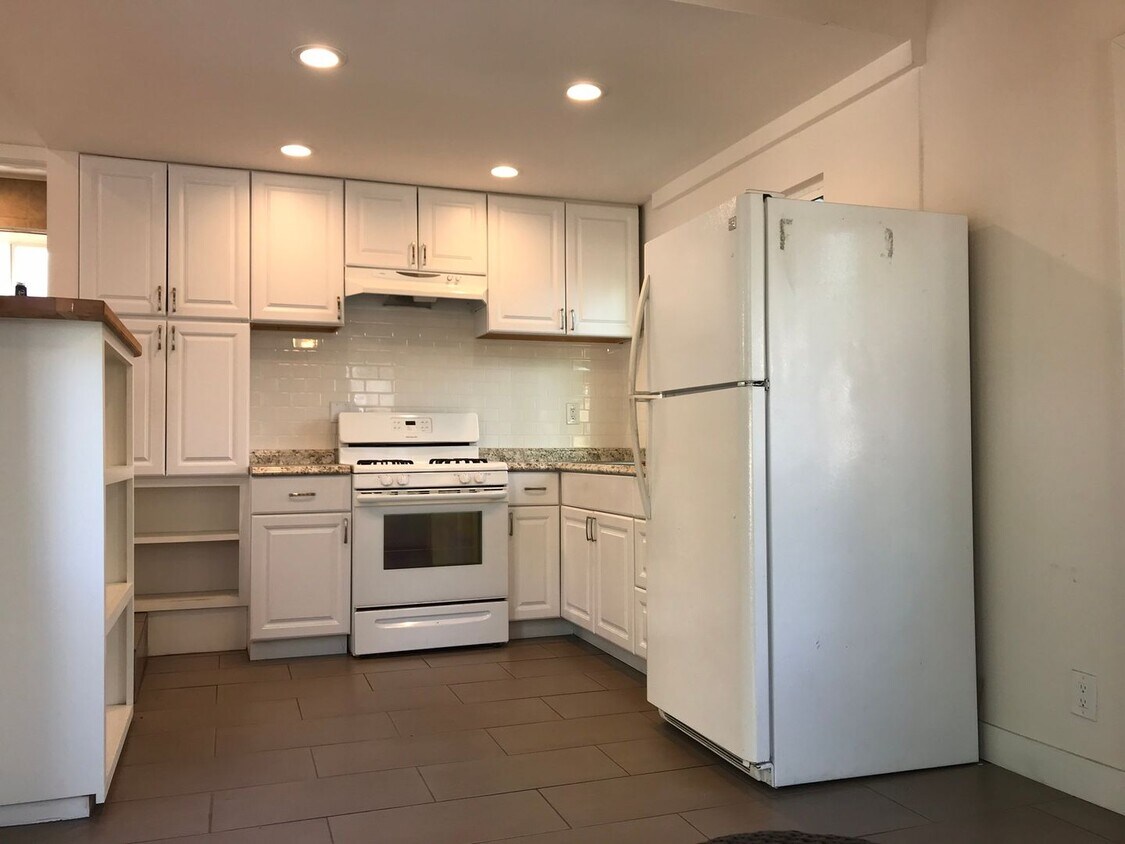 Primary Photo - Charming 2-Bed, 1-Bath Apartment with Priv...