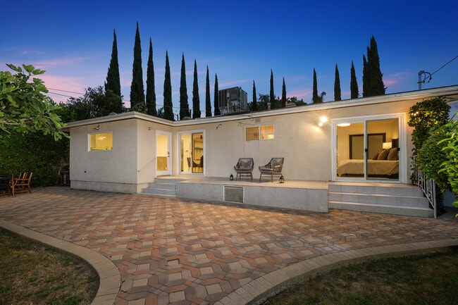 Building Photo - 465 N Kilkea Dr