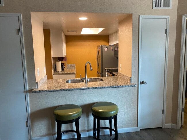 Building Photo - 4850 E Desert Cove Ave