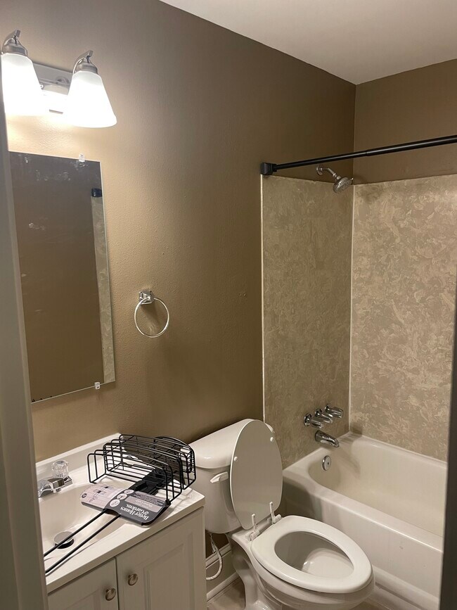 Baño - 2621 Tupelo St