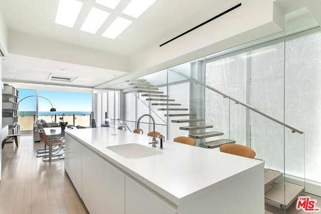 Foto del edificio - 1267 Palisades Beach Rd