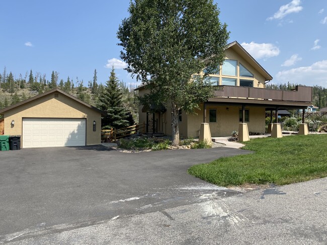 Afuera - 588 Lake View Cir W