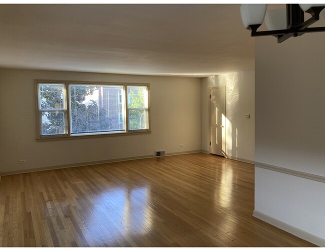 Living Room - 2851 W Berwyn Ave