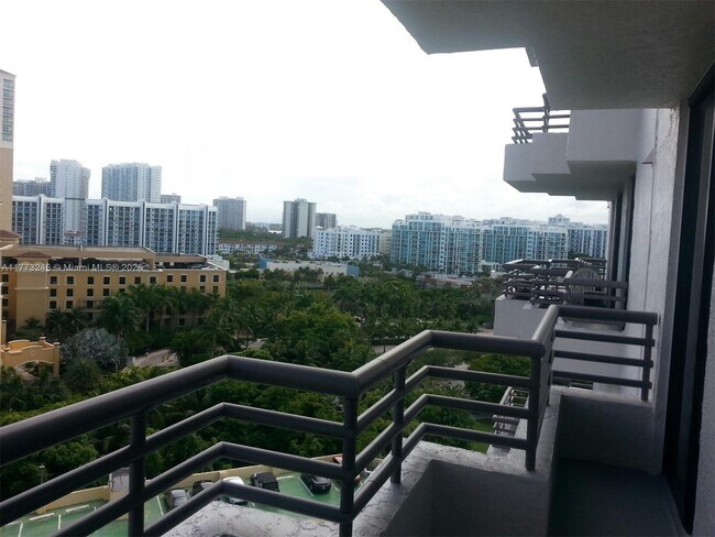 Foto del edificio - 3300 NE 191st St