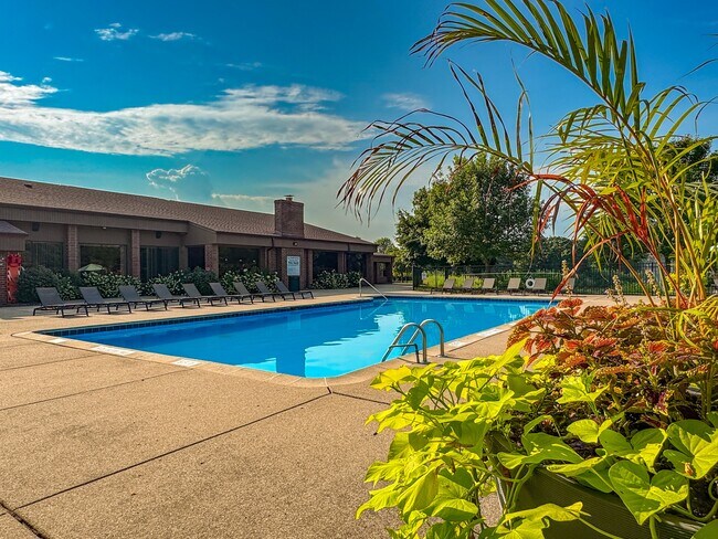 Piscina climatizada en Dover Hills Apartments en Kalamazoo - Dover Hills Apartments